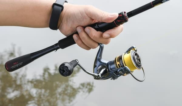 宝飞龙银龙鲤SS鱼竿实战测评:小青鱼连杆表现与同价位小综合对比